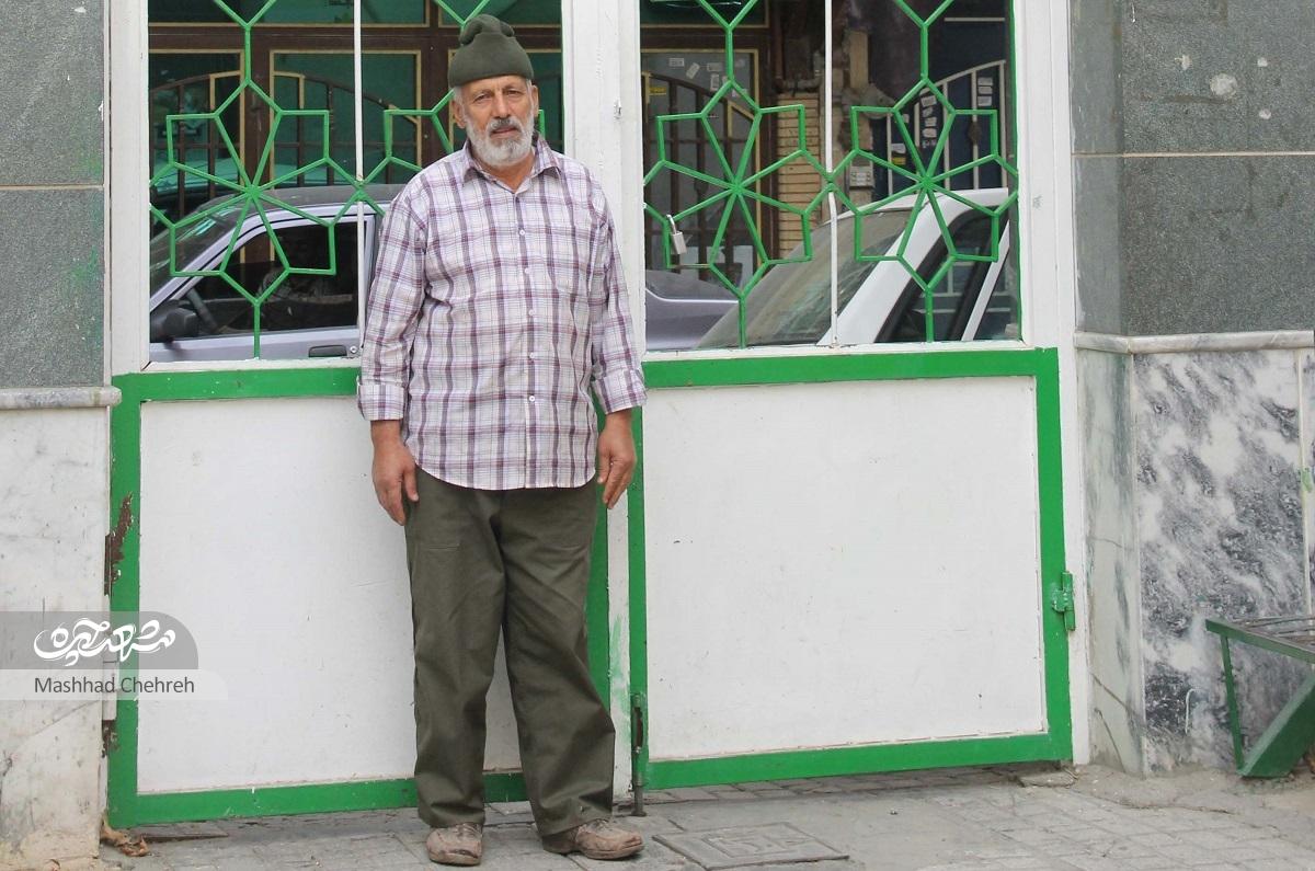 حاج حسین دهنوی، سالهاست بدون هیچ مزدی عمرش را صرف ساختن عَلَم برای هیئتها کرده است حاج حسین دهنوی، سالهاست بدون هیچ مزدی عمرش را صرف ساختن عَلَم برای هیئتها کرده است