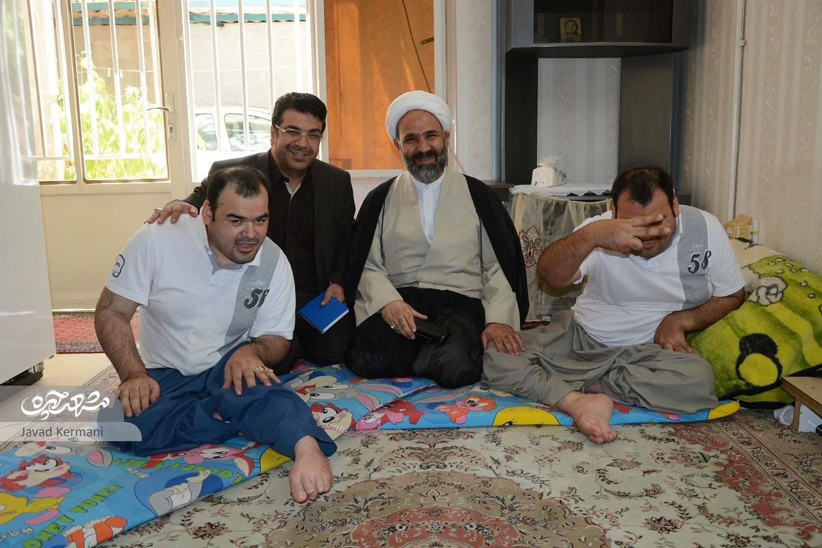 نیک‌اندیشانی که دست‌گیر معلولان شده اند