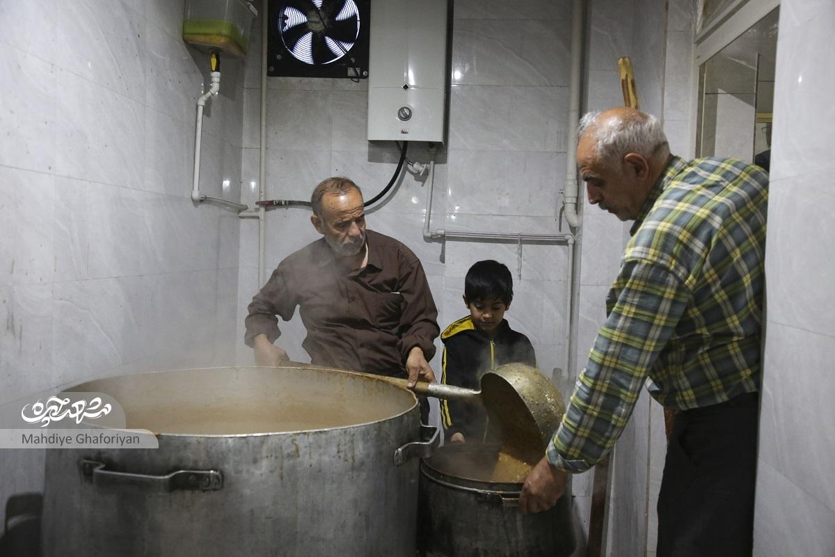 افطاری دسته جمعی اهالی محله آب و برق افطاری دسته جمعی اهالی محله آب و برق
