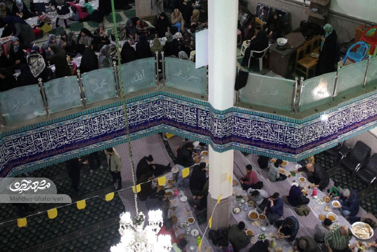 افطاری دسته جمعی اهالی محله آب و برق افطاری دسته جمعی اهالی محله آب و برق