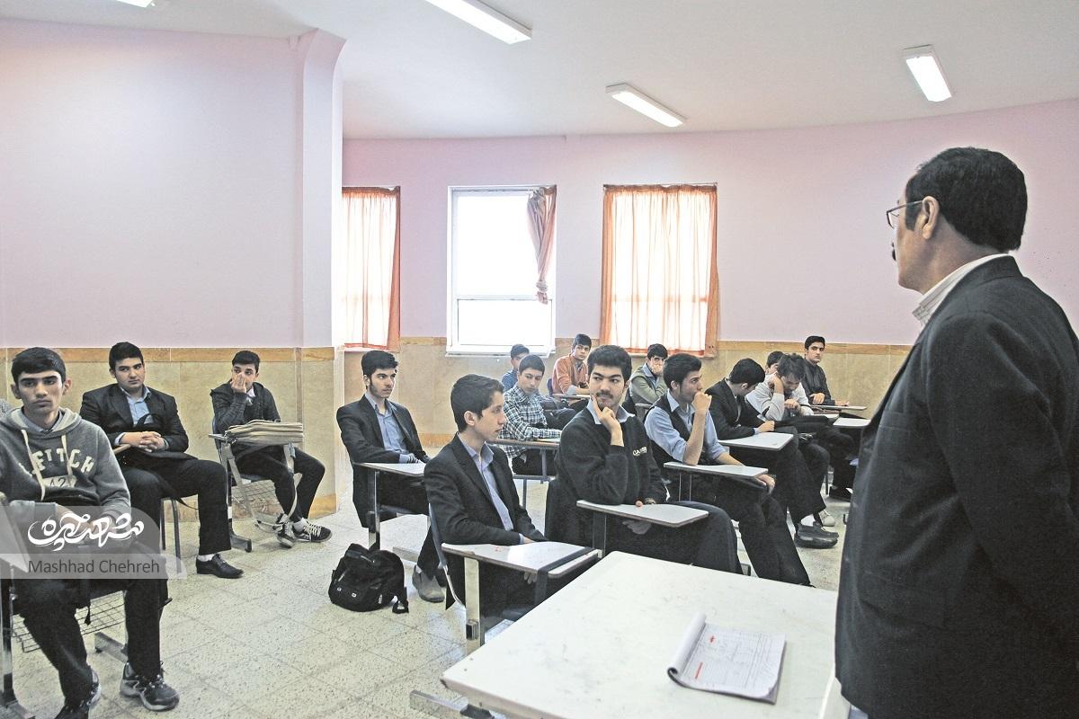 تنها هنرستان هنرهای زیبای پسرانِ استان خراسان در خیابان ادیب است
