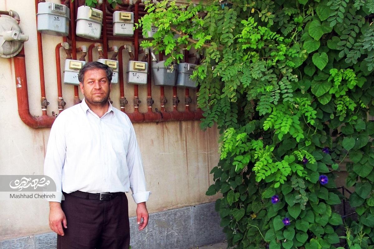 محمدعلی صالحی با کاشت ۱۵۰ درخت مجتمعشان را سبز کرده است