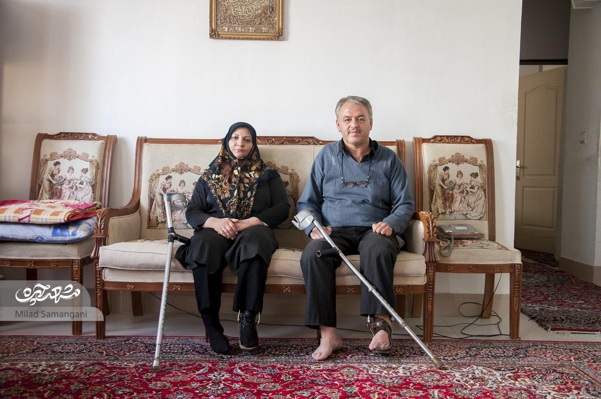 زوج معلول محله الهیه برای گذران زندگی خیاطی می‌کنند