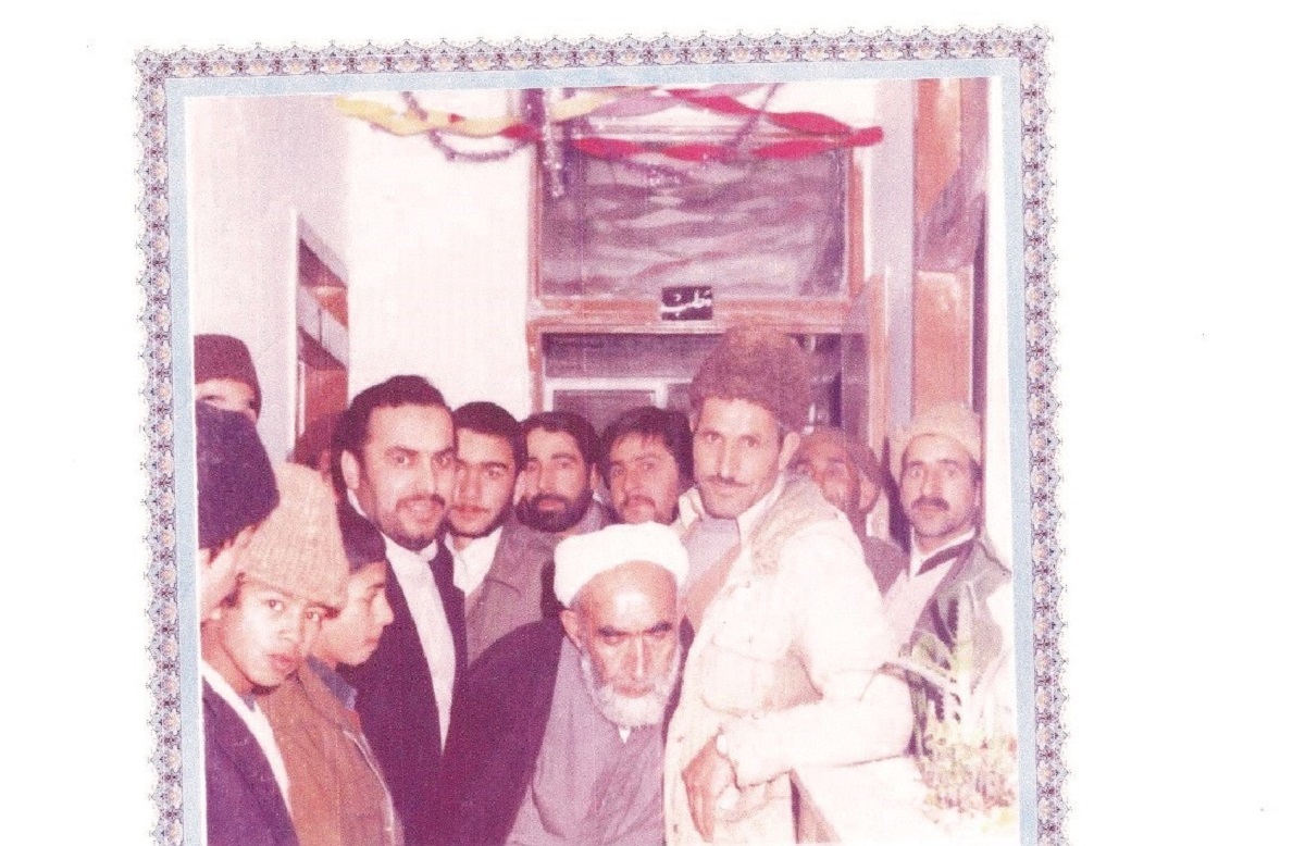 شهید حسین اکبری در کنار میرزاجوادآقا تهرانی، افتتاح درمانگاه امام جواد(ع)، محله تلگرد شهید حسین اکبری در کنار میرزاجوادآقا تهرانی، افتتاح درمانگاه امام جواد(ع)، محله تلگرد