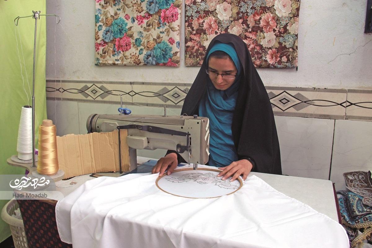گلدوزی‌های علی شمشیری از افغانستتان هم مشتری دارد