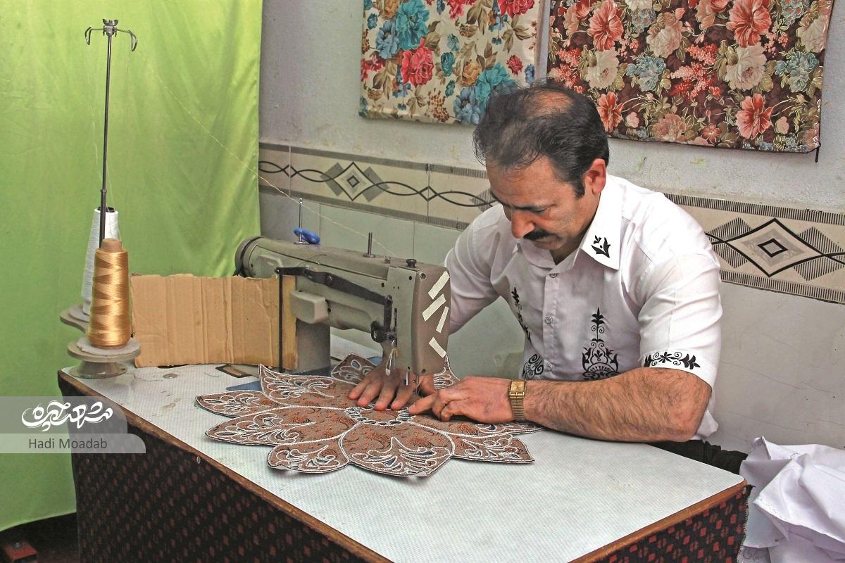 گلدوزی‌های علی شمشیری از افغانستتان هم مشتری دارد