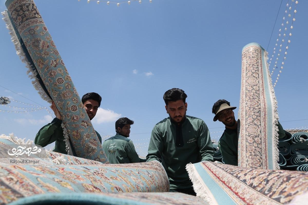 خدمت خادمان جوان که هر روز صحن‌های حرم‌رضوی را فرش می‌کنند