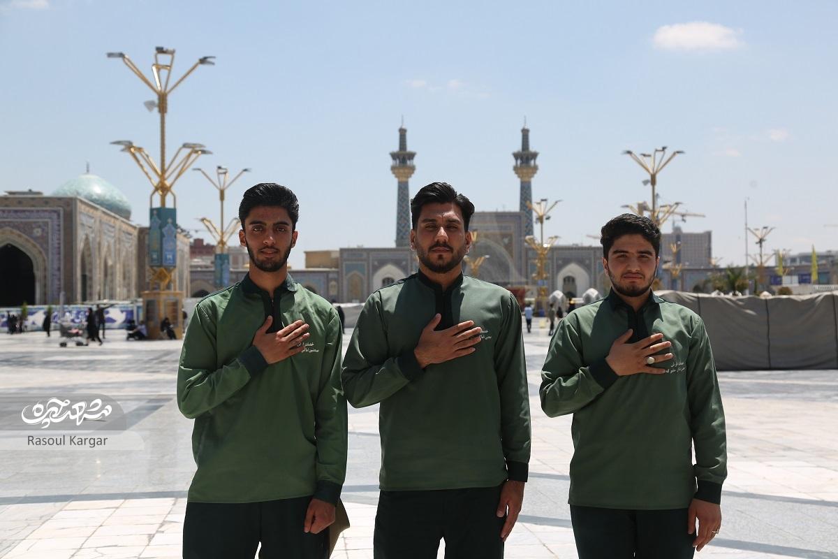 خدمت خادمان جوان که هر روز صحن‌های حرم‌رضوی را فرش می‌کنند