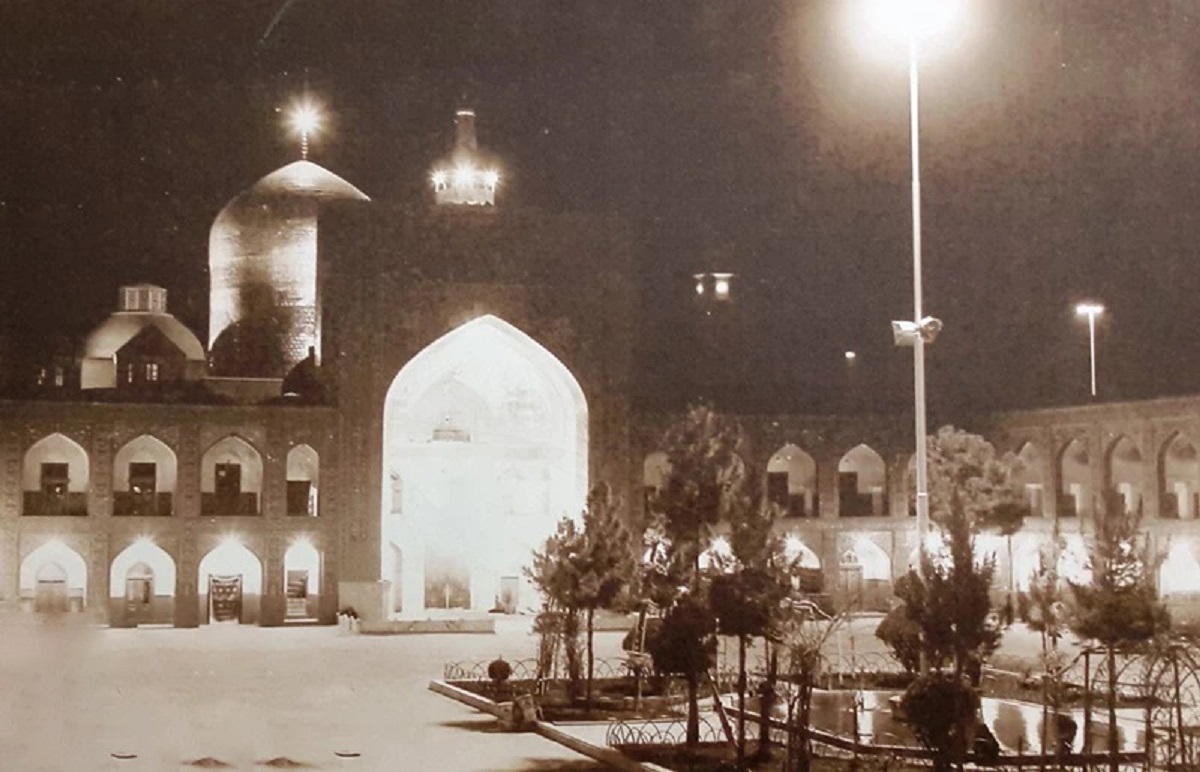 درباره بانوی نیکوکار قاجاری که با خرید کارخانه چراغبرق، بانی روشنایی حرمرضوی شد درباره بانوی نیکوکار قاجاری که با خرید کارخانه چراغبرق، بانی روشنایی حرمرضوی شد