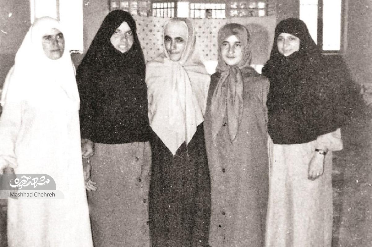 بی بی زینت زنده باد، امدادگری بود که ماه عسل زندگی مشترکش را در دل جنگ آغاز کرد بی بی زینت زنده باد، امدادگری بود که ماه عسل زندگی مشترکش را در دل جنگ آغاز کرد