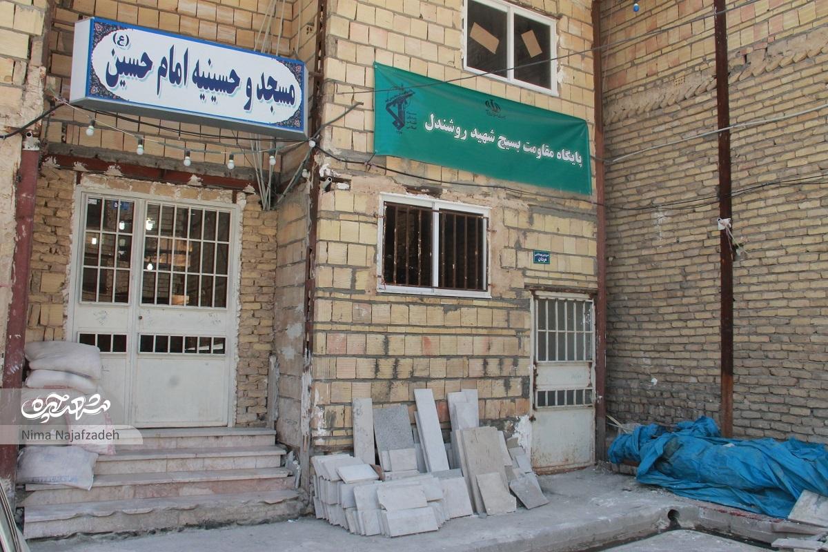 واقف مسجد امام حسین (ع) با گاری بلورفروشی میکند واقف مسجد امام حسین (ع) با گاری بلورفروشی میکند
