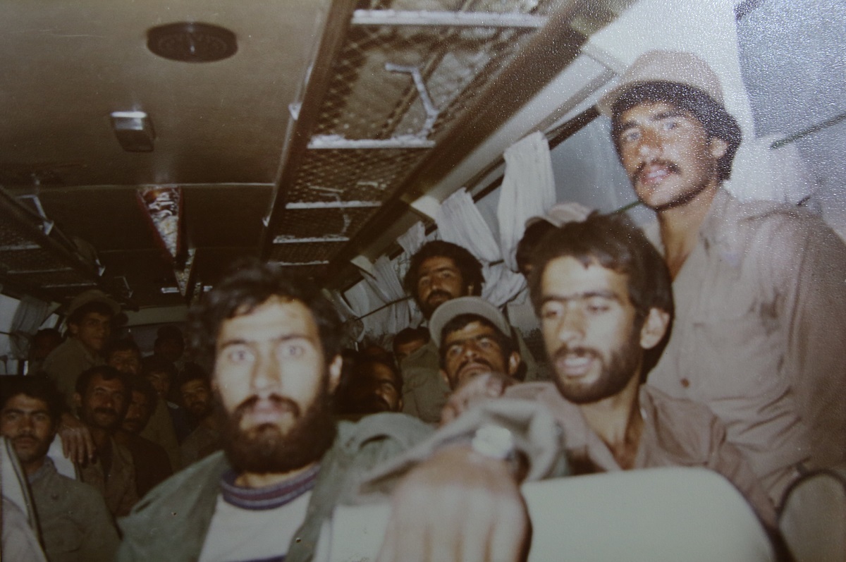 غلام تنومند سرباز انقلابی که تیربارش را رها کرد و به مردم پیوست