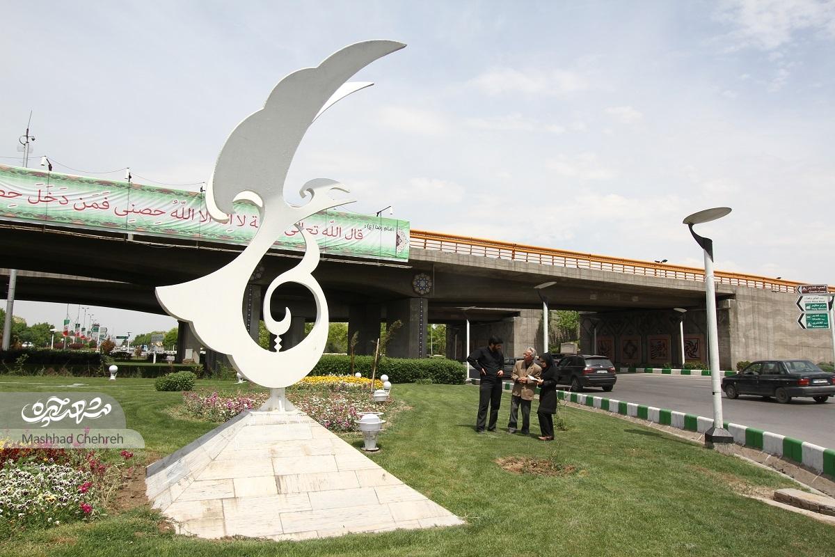 همراه با دکتر یعقوب دانشدوست سازنده المان «همای رحمت» و المان «سابق میدان آزادی» همراه با دکتر یعقوب دانشدوست سازنده المان «همای رحمت» و المان «سابق میدان آزادی»
