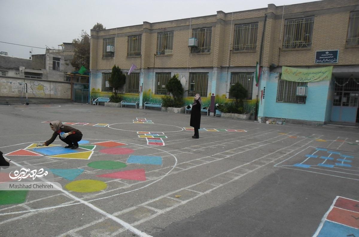 در دبستان شهیدرحمانیپور با کمک مادران بازیهای نشاطآور طراحی شده است در دبستان شهیدرحمانیپور با کمک مادران بازیهای نشاطآور طراحی شده است