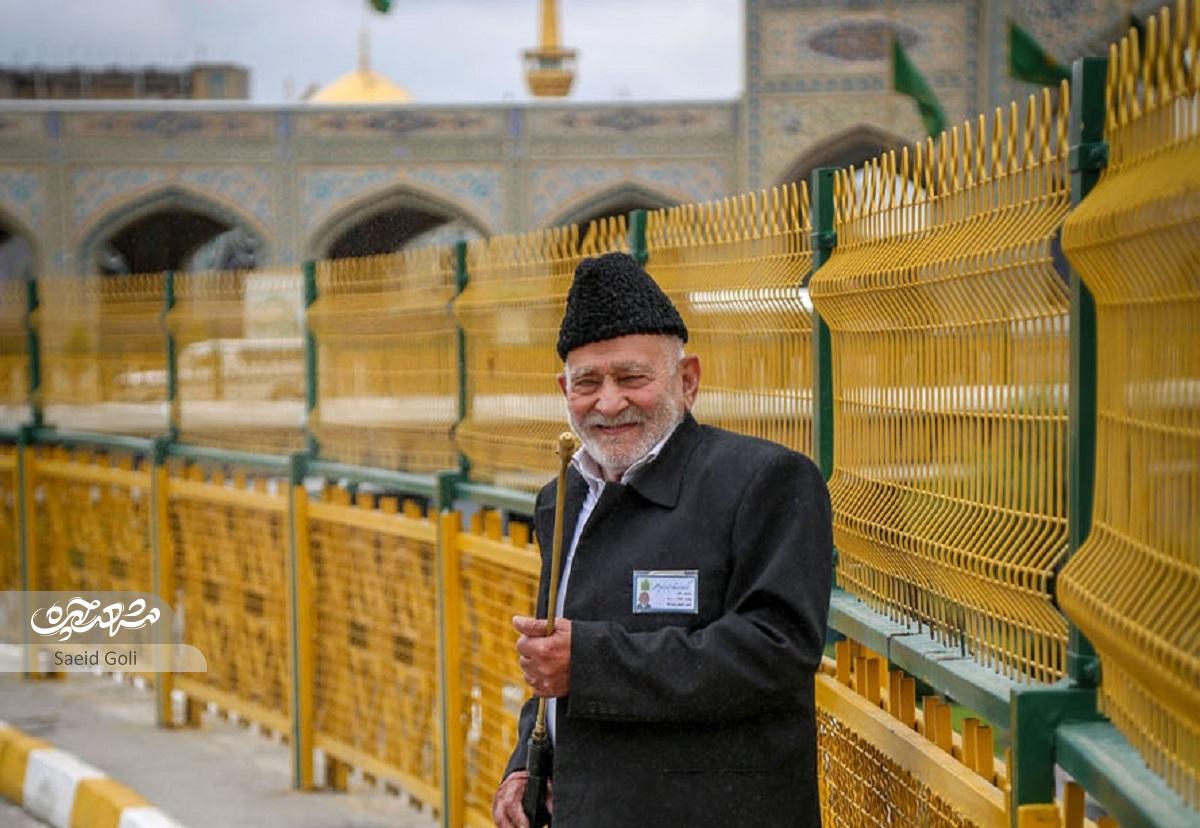 «حاجیگلابی» ۴۰سال گلاب پاش حرم امام رضا(ع) بود «حاجیگلابی» ۴۰سال گلاب پاش حرم امام رضا(ع) بود