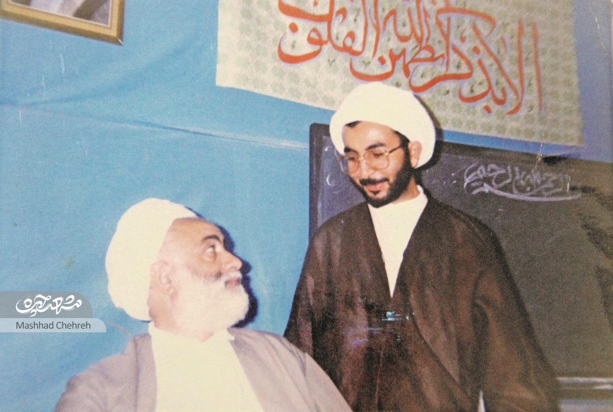 چون حجت‌الاسلام‌والمسلمین حسین زاهدی را «شاعر انقلاب» نامش داده‌اند