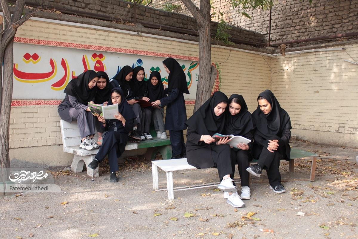 مشهورترین موضوع انشای دهه ۶۰ پیش روی دختران دبیرستان «شهرآرا» مشهورترین موضوع انشای دهه ۶۰ پیش روی دختران دبیرستان «شهرآرا»
