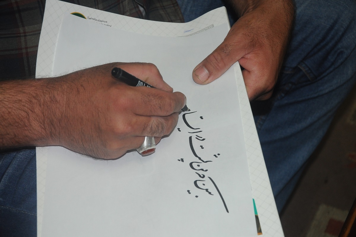 در کارگاه محمد پاکزاد عبارت «یاعلیبن موسیالرضا (ع)» روی مس و چوب حکاکی میشود در کارگاه محمد پاکزاد عبارت «یاعلیبن موسیالرضا (ع)» روی مس و چوب حکاکی میشود