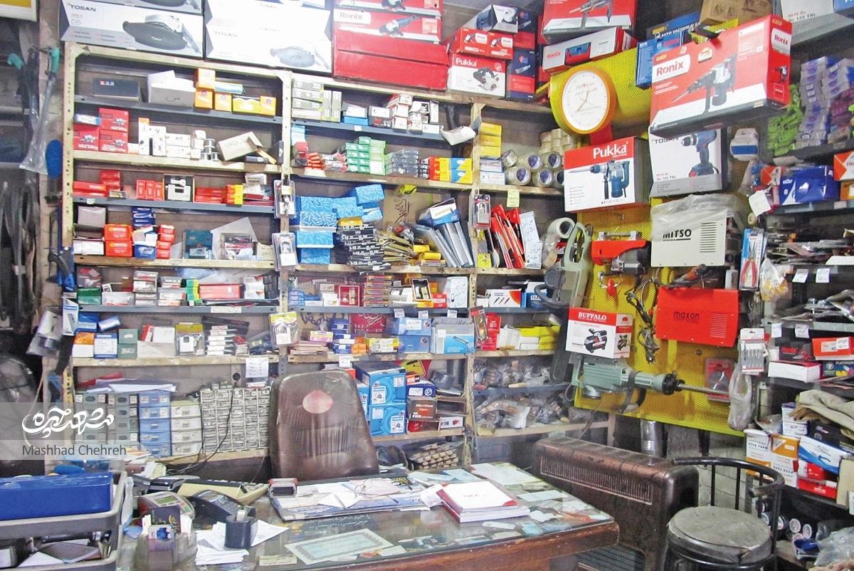 حسن آقا ۵۰ سال است که با پیچ و مهره و ابزار سر و کار دارد.