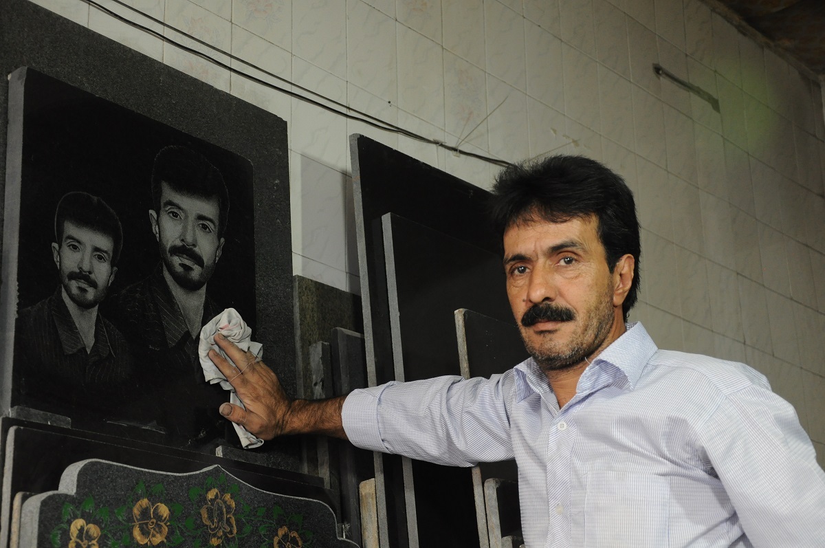سنگ قبر تراش محله پروین اعتصامی هرروز برای درگذشتگان فاتحه میخواند سنگ قبر تراش محله پروین اعتصامی هرروز برای درگذشتگان فاتحه میخواند