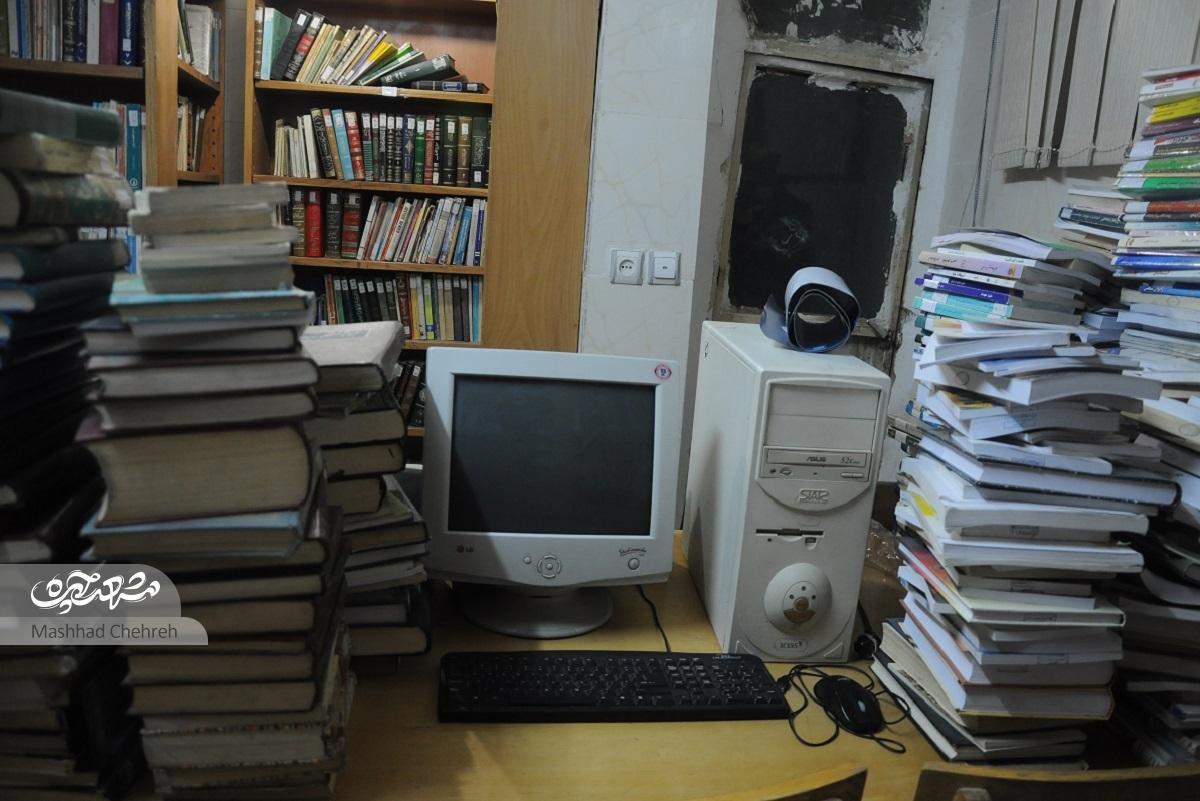 حسینی منزلش در گلشهر را کتابخانهای با ۲ هزار جلد کرد حسینی منزلش در گلشهر را کتابخانهای با ۲ هزار جلد کرد