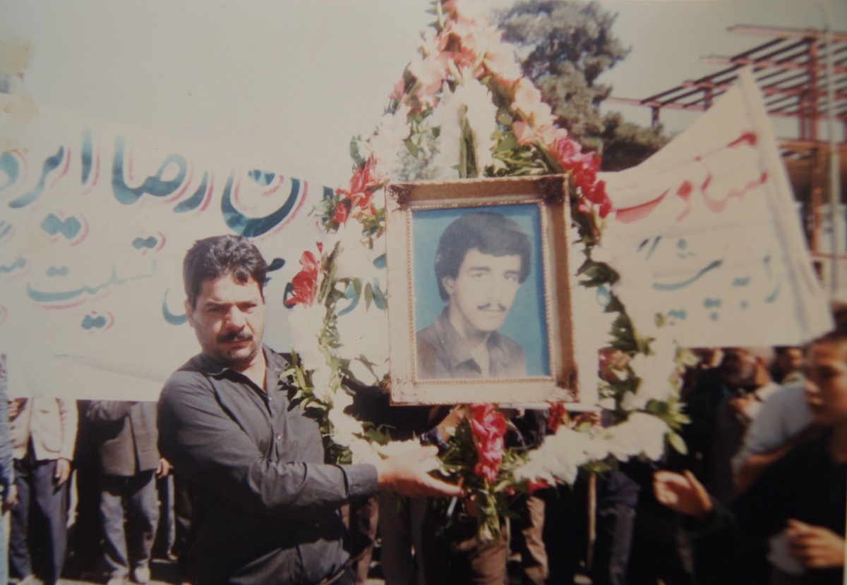 یک پلاک تنها یادگاری مادر غلامرضا ایزدی از فرزند شهیدش است یک پلاک تنها یادگاری مادر غلامرضا ایزدی از فرزند شهیدش است