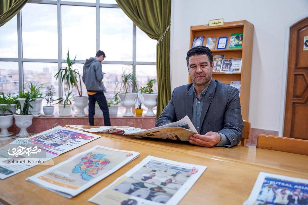علیرضا ارجمندی، مدیر کتابخانه امام‌خمینی(ره) در محله کودکی‌اش خدمت می‌کند