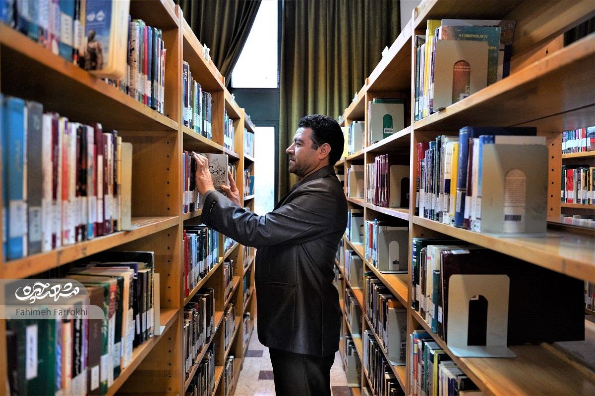 علیرضا ارجمندی، مدیر کتابخانه امام‌خمینی(ره) در محله کودکی‌اش خدمت می‌کند