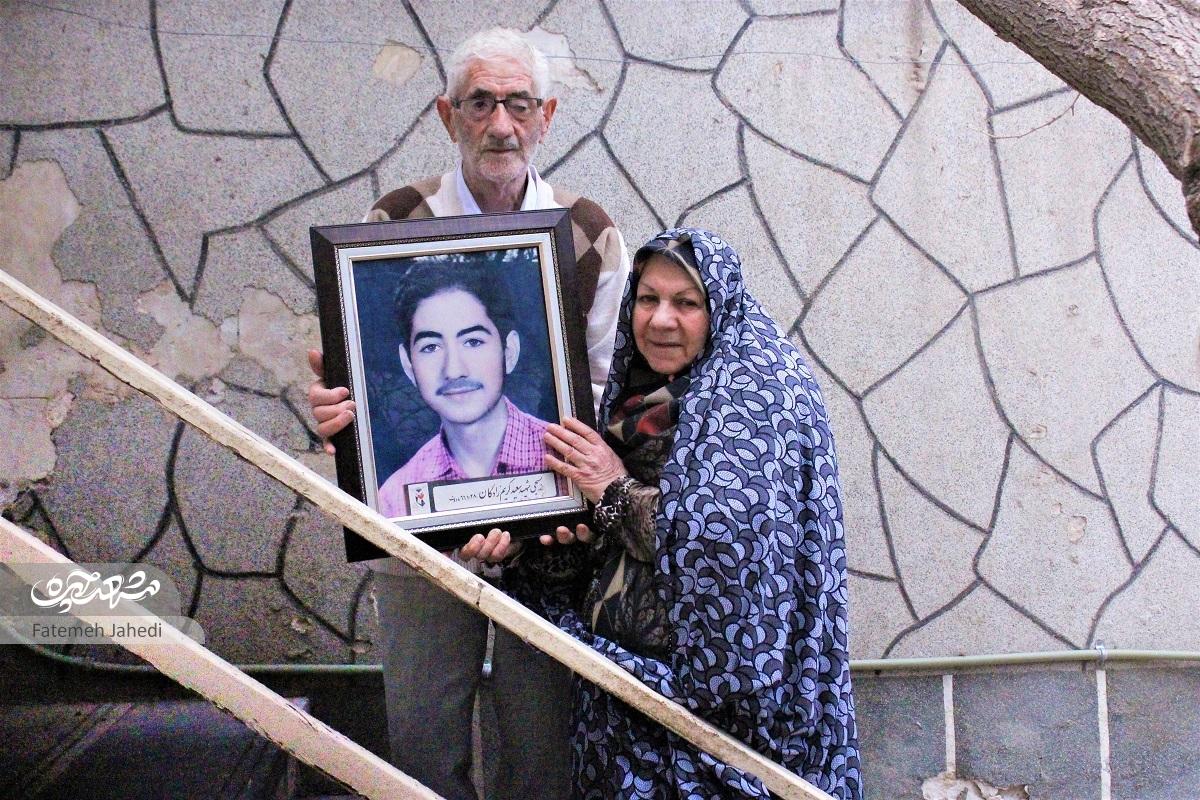 پدر و مادر شهید کریم‌زادگان ۸ سالدرانتظار پسرشان بودند و حالا به یادش پذیرایپاتوق دخترانه مسجد محله هستندبرسد به روح بلند سعید