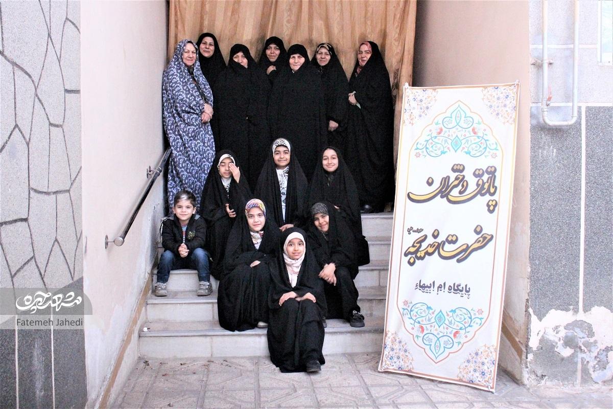 پدر و مادر شهید کریم‌زادگان ۸ سالدرانتظار پسرشان بودند و حالا به یادش پذیرایپاتوق دخترانه مسجد محله هستندبرسد به روح بلند سعید