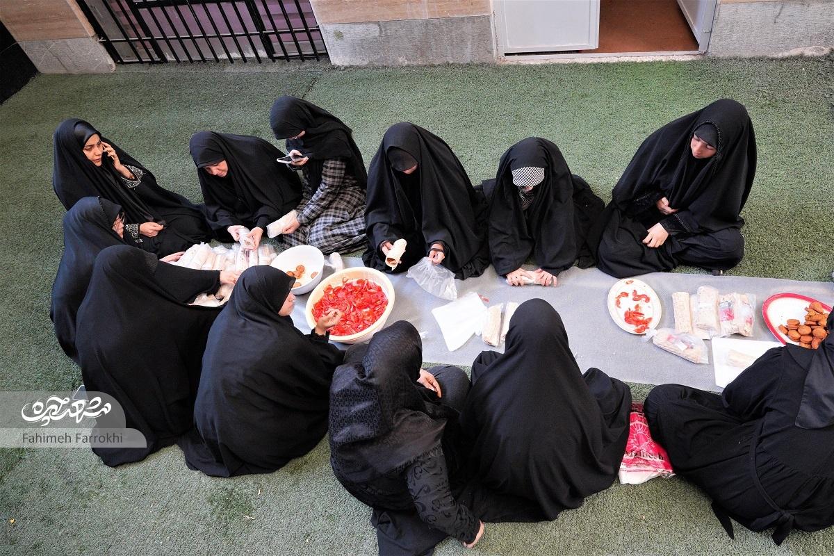 نوجوانان محله ایثار برای حافظان امنیت افطار آماده می‌کنند