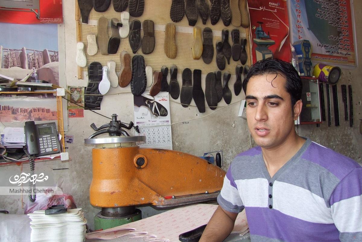 بازار مواد اولیه کفش محله طلاب مشهد است بازار مواد اولیه کفش محله طلاب مشهد است