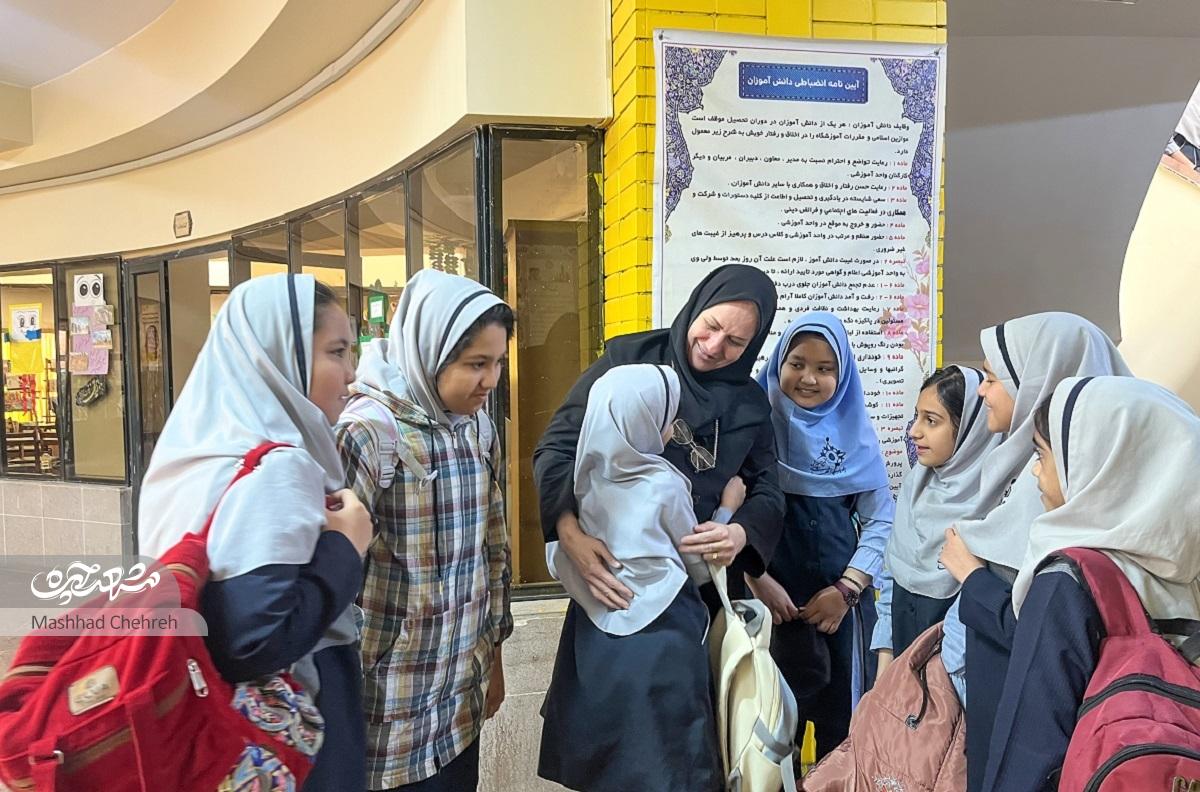 مِهر معصومه پرچمی در دل ۵۱۹ دانش‌آموز محله کِنه‌بیست خانه کرده استشاگردان «مامان جان»