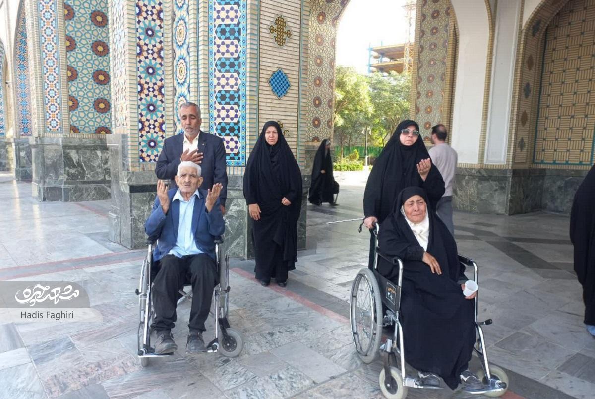 ساکنان محله خاتمالانبیا(ص)، هر هفته سالمندان را به حرم رضوی میبرند ساکنان محله خاتمالانبیا(ص)، هر هفته سالمندان را به حرم رضوی میبرند