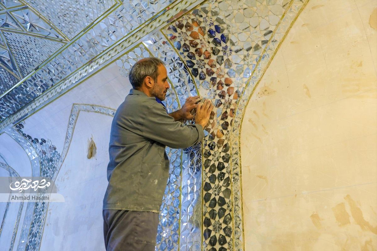 هنر رضا صادق‌زاده یزدی در آینه‌کاری‌ حرم‌های امام‌رضا(ع) و امام‌حسین(ع)