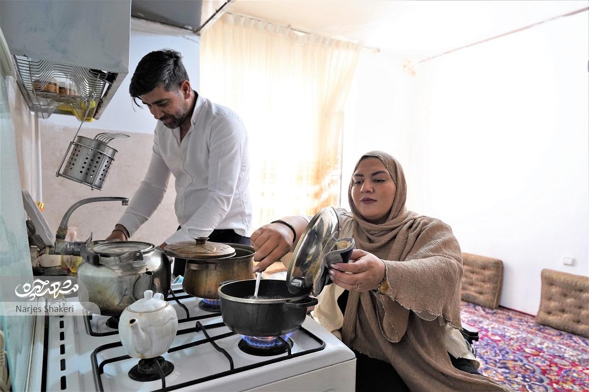 حسین و مونا با عشق مشکلات جسمی و مالی را کمرنگ کردهاند حسین و مونا با عشق مشکلات جسمی و مالی را کمرنگ کردهاند