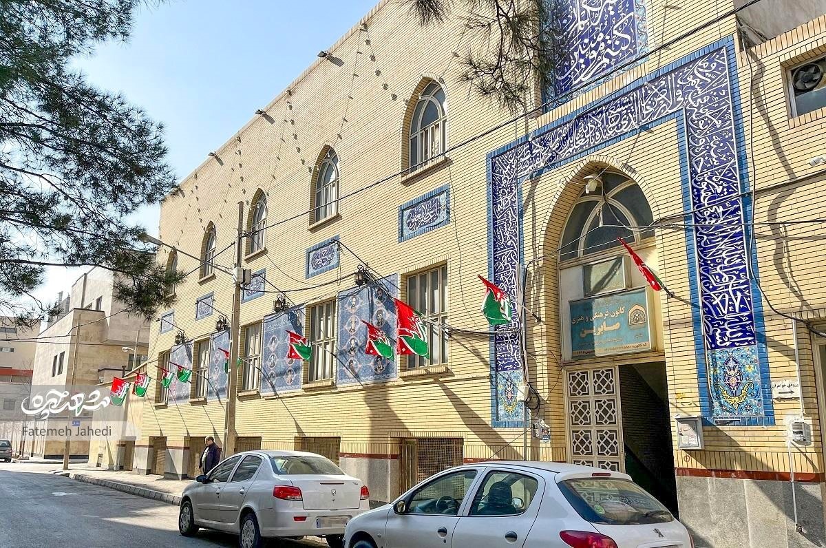 معصومه‌خانم نخستین ساکن آموزگار ۷۴ از روز‌هایی می‌گوید که نشانی منزلش در میان آن‌همه زمین خالی سرراست بودخانه‌ای با پنجره حصیری
