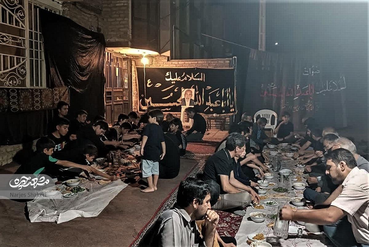 روضههای خانواده حاج حسن جدیت از ۳۰ سال پیش شروع شده و ۶ سال است که در فضای باز برگزار میشودتکیهای به وسعت یک کوچه روضههای خانواده حاج حسن جدیت از ۳۰ سال پیش شروع شده و ۶ سال است که در فضای باز برگزار میشودتکیهای به وسعت یک کوچه