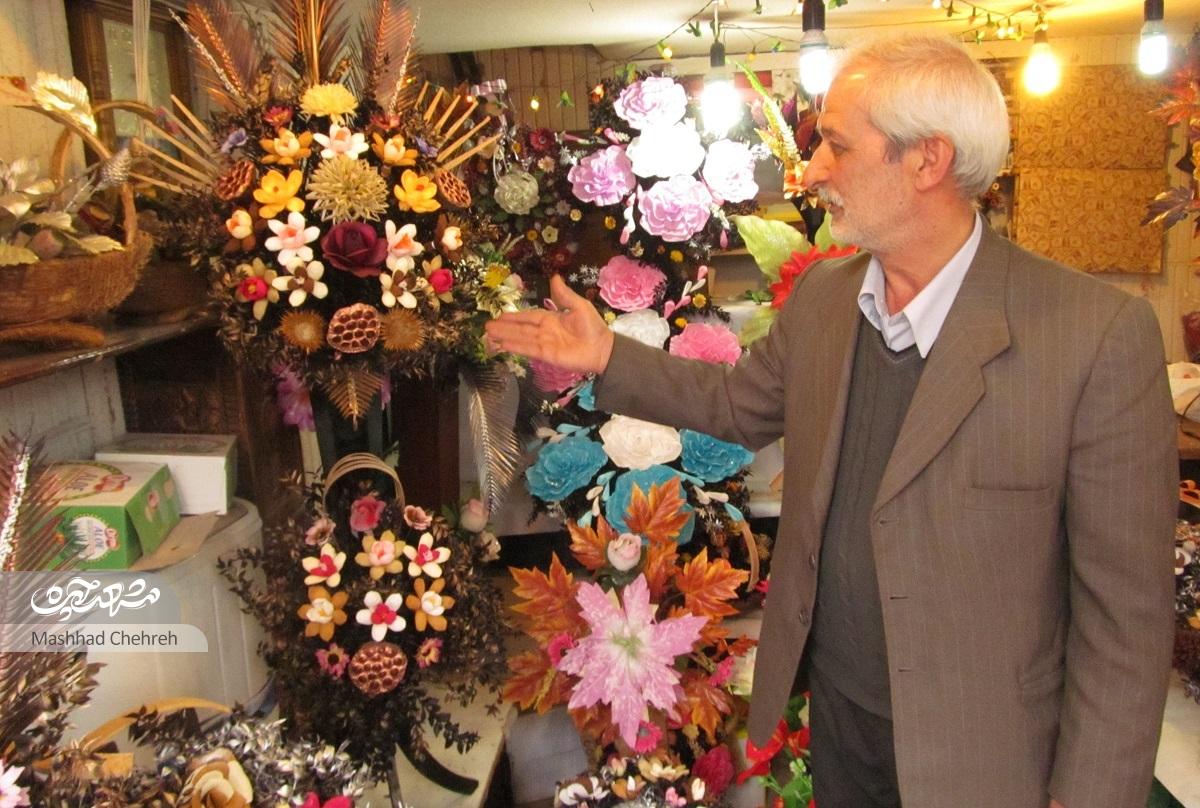 محمدرضاثابت‌بیرجندی برای عیادت بیماران گل مصنوعی می‌فروشد