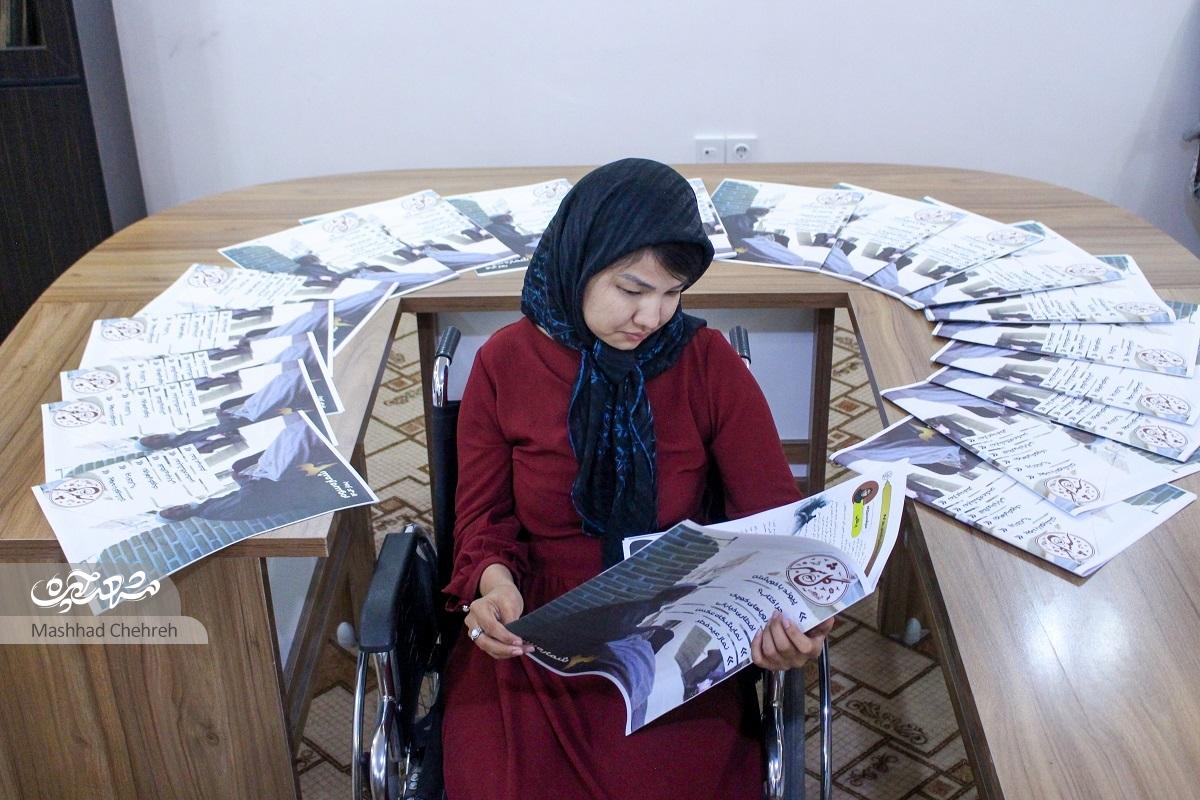 مرضیه میرزاپور؛ از نشستن روی ویلچر تا سردبیری نشریه‌ای محلی
