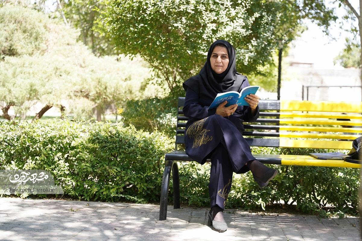مهناز صفایی؛ معلمی که شعر میپوشد مهناز صفایی؛ معلمی که شعر میپوشد