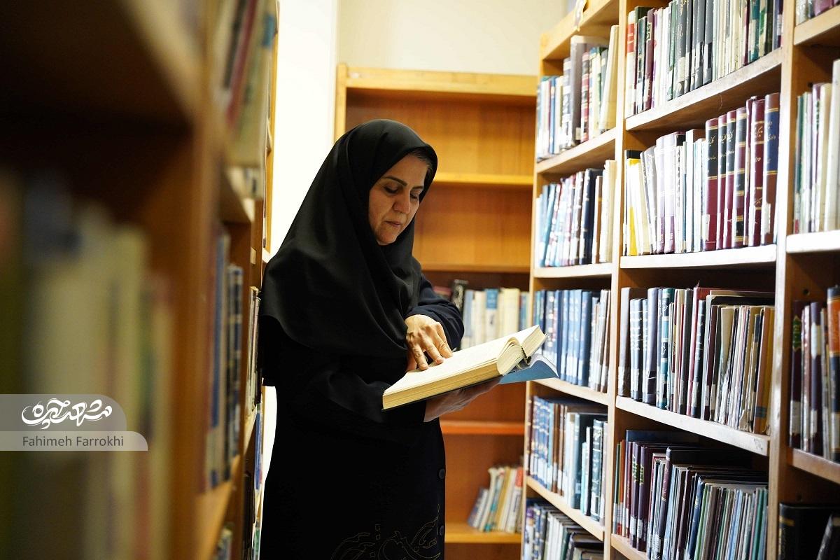 مهناز صفایی؛ معلمی که شعر میپوشد مهناز صفایی؛ معلمی که شعر میپوشد