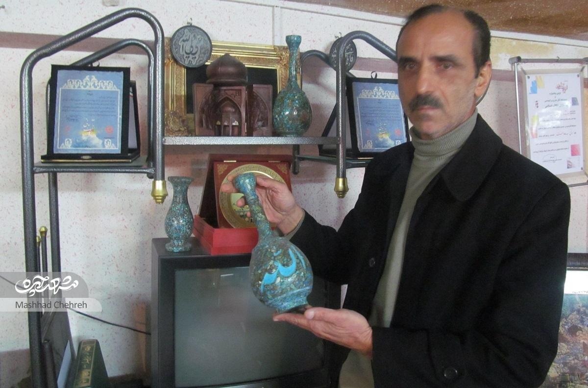 حسین نیکطلب، هنرمند فیروزه کوب قدیمی محله طبرسی شمالی است حسین نیکطلب، هنرمند فیروزه کوب قدیمی محله طبرسی شمالی است
