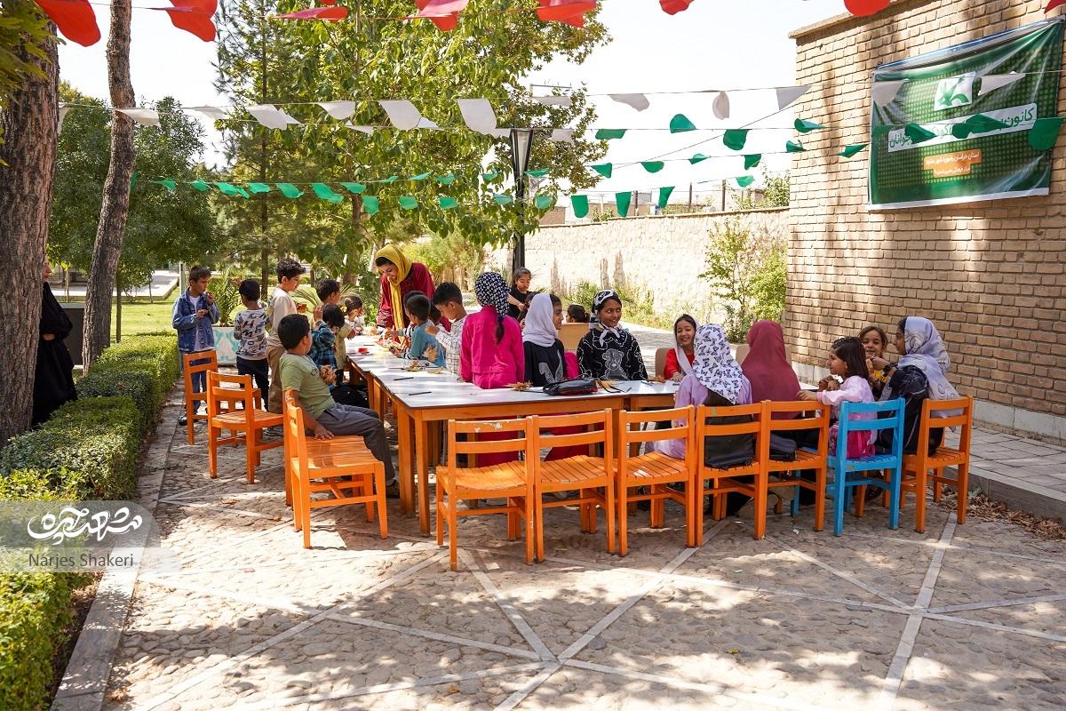 نشان شاهنامه بر شانه بچه‌­های توس