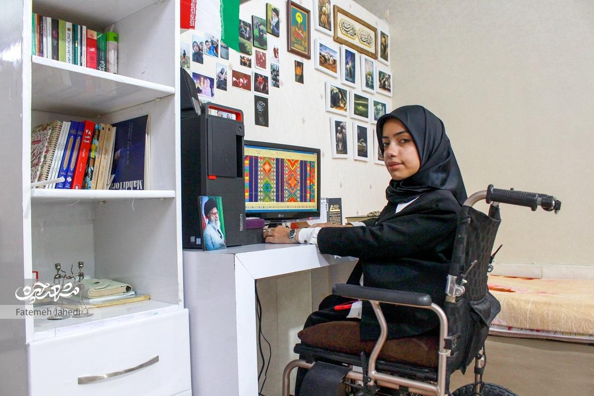 سهیلا اسحاقنیا با وجود معلولیت شدید طرح سوزندوزی میزند سهیلا اسحاقنیا با وجود معلولیت شدید طرح سوزندوزی میزند