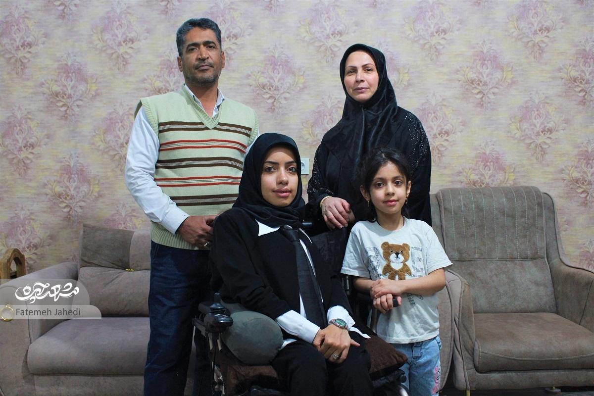 سهیلا اسحاقنیا با وجود معلولیت شدید طرح سوزندوزی میزند سهیلا اسحاقنیا با وجود معلولیت شدید طرح سوزندوزی میزند