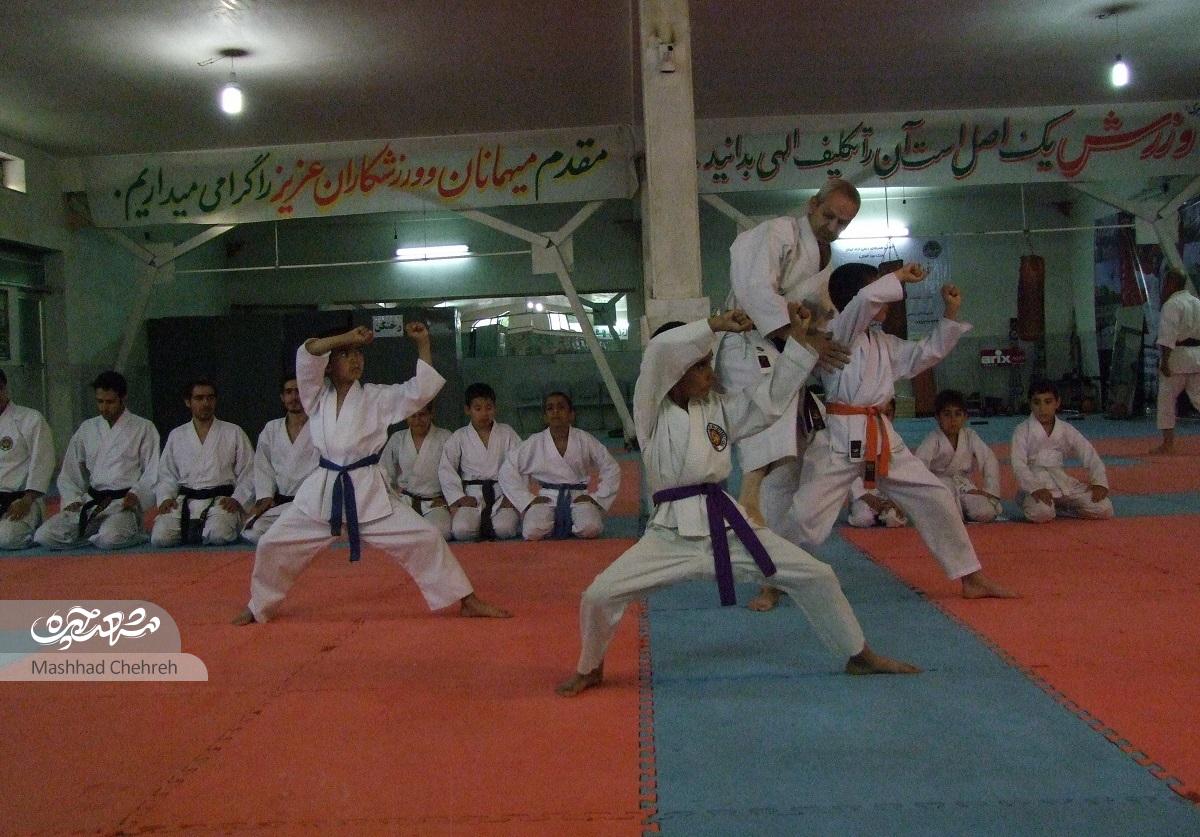 امیر نورمحمدی مربی کاراته بچههای محله جاهدشهر است امیر نورمحمدی مربی کاراته بچههای محله جاهدشهر است