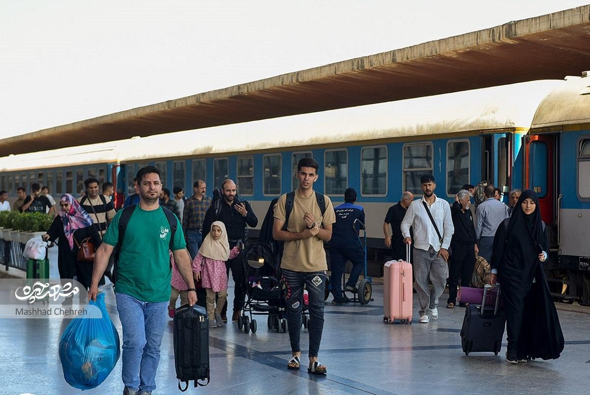 پیروزی ایران، نخستین آرزوی زائرانی است که پا به مشهد می‌گذارند