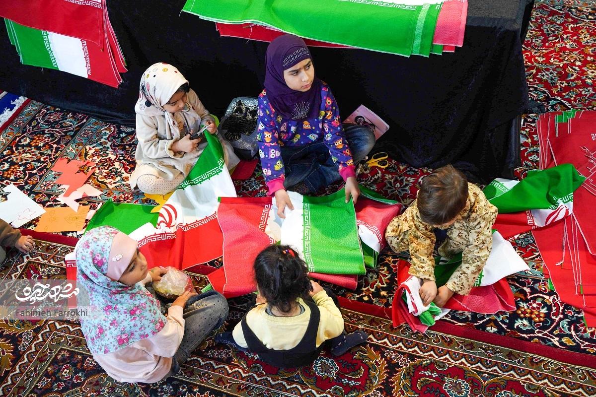 روایت حماسهای که این روزها بهدست بانوان محله سیدرضی شکل میگیردهر هممحلهاییک پرچــم روایت حماسهای که این روزها بهدست بانوان محله سیدرضی شکل میگیردهر هممحلهاییک پرچــم