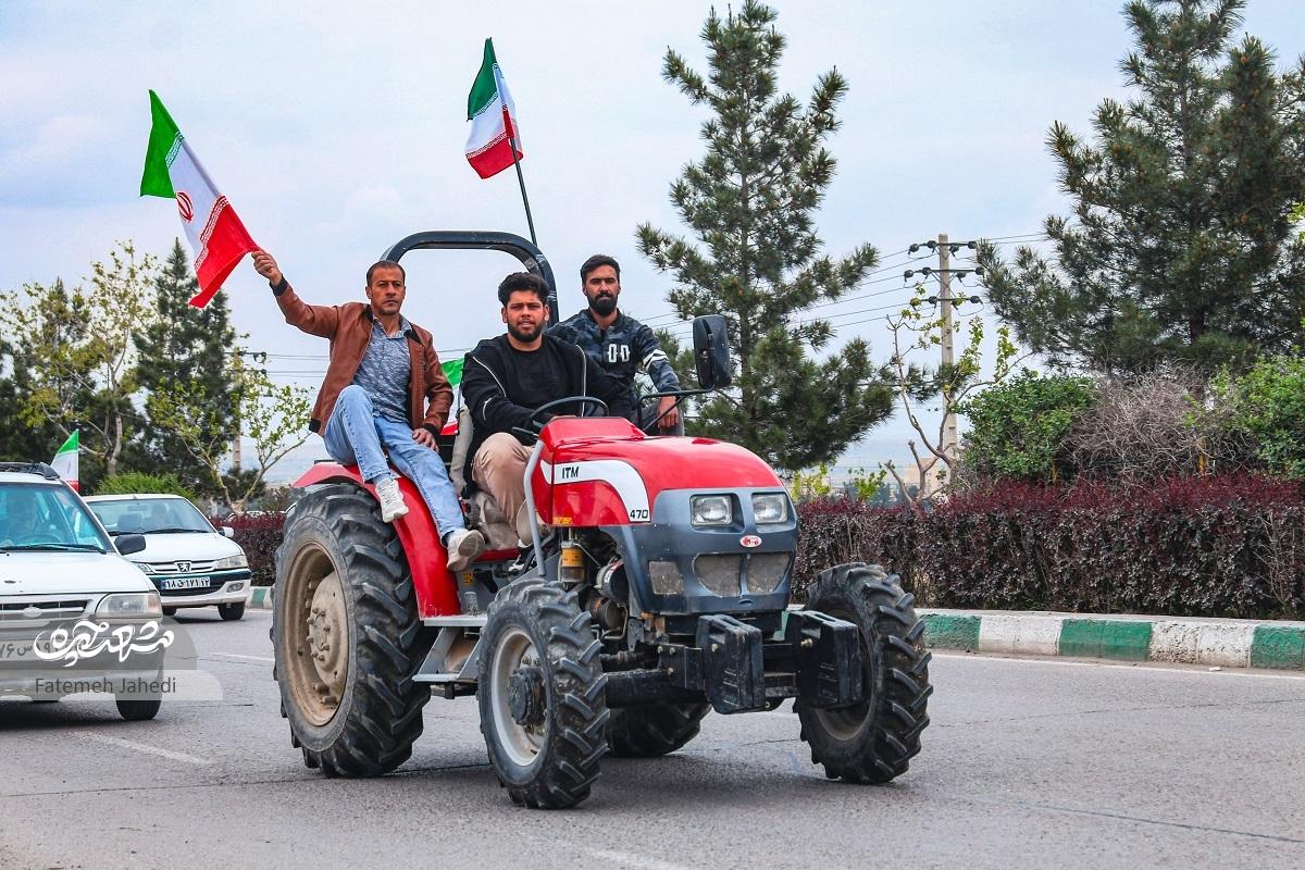 کشاورزان توس با  رژه  تراکتورها همبستگی و آمادگی خود را در دفاع از میهن به نمایش گذاشتند